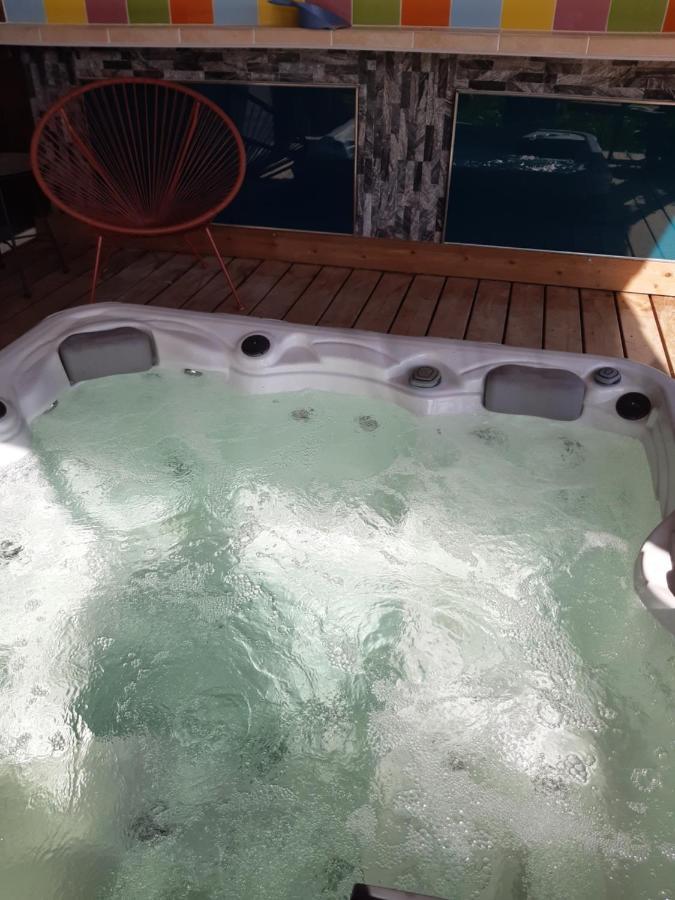 Chambre Familiale Avec Piscine Chauffee Et Jacuzzi Bernadets-Debat Exterior foto
